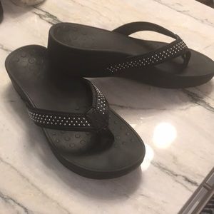 Vionic flip flops.